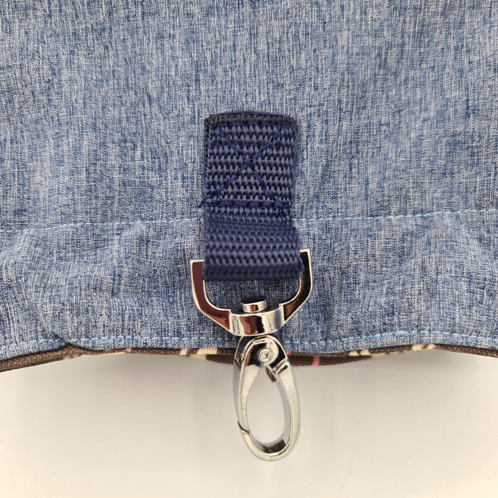 Futterbeutel mit integriertem Kotbeutelspender in Jeans Blau und Beige
